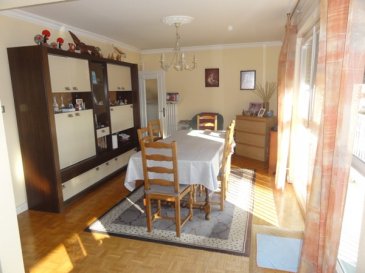 Au 4ème et dernier étage d\'une copropriété (16 lots principaux), bel appartement F5 de 91 m2 comprenant : 
Un hall d\'entrée avec placards, un séjour-salon avec balcon, une cuisine, trois chambres, une salle de bains.
Chauffage gaz individuel, double vitrage PVC.

Possibilité d\'acheter un garage.

Charges annuelles : 955 € (assurance, syndic, charges communes générales, eau, cable TV)

Honoraires à la charge du vendeur.

Appartement situé dans une copropriété loi n°65-557 du 10 Juillet 1965.
Aucune procédure en cours menée sur le fondement des articles 29-1A et 29-1 de la loi n°65-557 du 10 Juillet 1965 et de l\'article L. 615-6 du CC


Les informations sur les risques auxquels ce bien est exposé sont disponibles sur le site Géorisques : www.georisques.gouv.fr
