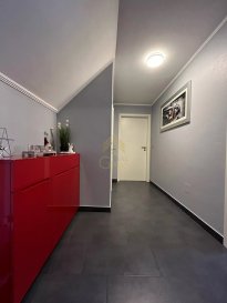 REAL G IMMO, vous propose à la vente ce bel appartement situè à Bourscheid, au Nord du Luxembourg.

D'une surface de +/− 85m² au 3éme étage avec ascenseur se compose comme suit:

- Un hall d’entrée
- Un séjour avec cuisine équipée 
- Une salle de douche avec WC
- Un WC séparé
- 2 Chambres à coucher

Une cave et un garage vient compléter les prestations de ce bien.

Cet appartement offre un cadre de vie agréable dans un environnement calme et recherché.

Nous restons à votre disposition pour tout renseignement complémentaire ou visite des lieux au 28 66 39 1.

Les prix s'entendent frais d'agence + TVA inclus.