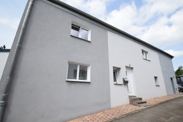 En Exclusivité ImmoHouse vous propose cette belle maison individuelle avec logement intégré idéalement située dans une impasse à Lintgen.

Sur un terrain de 7,74 ares et une surface habitables de 140m² cette charmante maison avec son superbe jardin plein sud se compose de :

Au rez de chaussée:
- Un agréable hall d'entrée avec espace rangement
- Un joli salon/salle à manger avec accès terrasse et jardin
- Une cuisine équipée
- Une salle de douche avec wc buanderie et fenêtre

Au 1er étage:
- 2 chambres à coucher
- Une salle de douche avec wc et fenêtre

La 2ème partie de la maison se compose d'un logement intégré:
- Une cuisine équipée avec espace salle à manger
- Un espace bureau
- Deux chambres à coucher
- Une salle de bain avec wc buanderie et fenêtre

A cela s'ajoutent: un superbe terrain, une terrasse, une véranda, deux parkings extérieurs privatifs.

Une belle maison à fort potentiel idéal pour une grande famille...