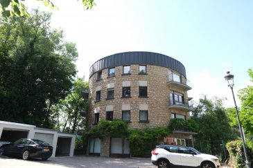 IDÉAL INVESTISSEUR
Luxembourg, Montée de Clausen, studio de 38 m2, situé dans une résidence circulaire dénommée « La Tour » au deuxième étage avec ascenseur et comprenant : entrée avec placard, WC séparé, pièce principale avec parquet au sol, accès balcon de 4m2 vue imprenable, (exposé nord-est), cuisine séparée, salle de bain, une cave au sous-sol numéro 7a. Le studio nécessite de quelques travaux de rénovation. Actuellement occupé avec bail à vie. Prix de la location : 1.250 euros + charges. A dix minutes à pied du centre-ville, à 50 mètres de l'arrêt du bus. 
Le bâtiment en forme de tour est indépendant et se trouve dans le quartier résidentiel de la vieille ville de Luxembourg, centre historique de la capitale, dans une zone verte protégée. 
Contact et visites : Rosalba MAITRE, téléphone : 691 550 189, email : rosalba@parkagence.lu et Arianna GHITTINO téléphone : 691 205 573, email : arianna@parkagence.lu.