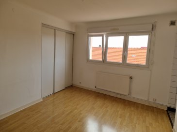 JARNY : A LOUER STUDIO  .  Proche toutes commodités, studio d'une surface de 28 m2 situé au deuxième étage comprenant belle pièce à vivre avec placard, salle de bains + wc, cuisine aménagée, place de parking Chauffage individuel au gaz, DPE E
 Disponible fin juin 2025
 LOYER : 300 EUR + CHARGES 50 EUR
 DEPOT DE GARANTIE 300 EUR
 Pour toutes informations, contactez nous au 06.21.75.88.18