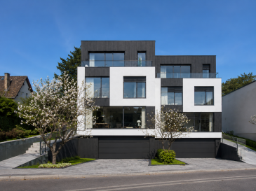 La maison est située à Mersch et est une maison jumelée en VEFA ( Vente en l'état futur d'achèvement) en cours de construction, avec une livraison prévue au printemps 2027. Elle se trouve dans un environnement résidentiel recherché et offre une surface totale de ± 309 m² dont ± 222 m² habitables sur un terrain de 4,92 ares, avec jardin et terrasse.

La maison se présente comme suit :

Le rez-de-chaussée s'ouvre sur un hall d'entrée de ± 9 m² menant à un salon lumineux de ± 40 m², une salle à manger de ± 30 m² avec cuisine ouverte, aménagée avec arrière-cuisine de ± 3 m², ainsi qu'un WC séparé de ± 3 m². L'espace de vie donne accès à une terrasse de ± 27 m² et au jardin.

Le premier étage dispose d'un palier ouvert de ± 15 m² distribuant un bureau de ± 19 m², deux chambres de ± 14 et 16 m², chacune avec leur salle de douche privative de ± 4 et 5 m².

Le deuxième étage propose un palier de nuit de ± 4 m² desservant deux chambres de ± 16 et 18 m², toutes deux avec salle de douche de ± 10 et 11 m², dont l'une bénéficie également d'un dressing de ± 6 m². Ce niveau est complété par deux balcons de ± 7 et 11 m² accessibles depuis les chambres.

Le sous-sol se compose d'un garage de ± 39 m² pouvant accueillir deux voitures avec emplacement extérieur devant celui-ci, d'un couloir de ± 6 m² desservant une buanderie de ± 10 m², une chaufferie de ± 9 m² ainsi que deux caves de ± 11 et 13 m².

Finitions et équipements : 
- Chauffage au gaz 
- Cuisine aménagée avec arrière-cuisine 
- Construction neuve (VEFA) 
- Passeport énergétique A-B 

Située à Mersch, cette maison bénéficie d'un cadre de vie agréable à proximité immédiate des commodités telles que bus, gare, commerces, écoles, crèches, centre sportif, restaurants ainsi que des axes autoroutiers, pistes cyclables et sentiers de randonnée.

Agent responsable : Jimmy de Brabant 
Tél. : +352 661 167 494 
E-mail : jimmy@vanmaurits.lu