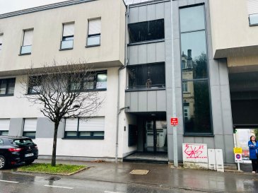 À LOUER ? Bel appartement 2 chambres avec balcon, parking intérieur et cave  
Adresse :  Avenue de la Liberté, L-4602 Niederkorn  

Situé au 1er étage d'une résidence récente 2015 avec ascenseur, cet appartement lumineux d'une surface habitable de 64,99 m²(surface utile 68.95+/- m²) offre des espaces bien agencés et des finitions de qualité.  
Composition du bien :  
 Hall d'entrée : +/- 7,22 m²  
 Living / salle à manger avec cuisine ouverte de +/- 23.5m² et accès au balcon couvert de +/- 6,32 m²  
 1 chambre : +/- 13,82 m²  
 2? chambre : +/- 10,42 m²  
 Salle de bain avec baignoire hydromassage et douche +/- 4.85  
 WC séparé avec branchement pour machine à laver et sèche-linge (± 2,82 m²)  
 Annexes :  
 1 emplacement de parking intérieur  
 1 cave privative d'environ 9 m²  
 Parties communes :  
 Buanderie commune  
 Local vélos  
 Local poubelles  
 Accessibilités et commodités :  
 Arrêts de bus à quelques mètres (dessertes directes vers Differdange, Esch, Luxembourg-ville)  
 Gare de Niederkorn accessible en quelques minutes  
 Proximité immédiate des commerces, supermarchés, restaurants et services  
 Écoles, crèches et aire de jeux à distance piétonne  
 Accès rapide aux axes routiers principaux (A13)  
 Quartier résidentiel, idéal pour familles ou couple  
 Parc, pistes cyclables et espaces verts à proximité  
 Atouts du bien :  
 Résidence récente (2015)  
 Classe énergétique A?B  
 Balcon couvert  
 Ascenseur  
 Super localisation à Niederkorn, proche de toutes commodités  

Loyer mensuel :1 590 €  
Charges mensuelles : 150 €  
Disponibilité : à partir du 15/12/2025  

Pour plus d'informations ou pour organiser une visite, merci de me contacter.