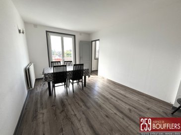 NANCY/BOUFFLERS - APPARTEMENT 4 PIECES AVEC BALCON.  En Exclusivité ! NANCY, secteur BOUFFLERS/BUTHEGNEMONT. Appartement de 4 pièces principales, d'une surface de 60.40m2 CARREZ, situé au 4ème et dernier étage d'une copropriété. Offrant : une entrée, un salon/séjour avec accès sur un balcon (vue dégagée sur le parc privatif arboré de la copropriété), une cuisine séparée équipée, 3 chambres, une salle d'eau, une buanderie et un WC séparé. Cave privative de 4.60m2 au sous-sol. Chauffage individuel gaz. Idéalement situé, proche de toutes commodités (transports dont bus ligne T4, axes autoroutiers, commerces, écoles, boulangeries, pharmacie...). Idéal premier achat et/ou investissement locatif. www.agencedeboufflers.fr
Les informations sur les risques auxquels ce bien est exposé sont disponibles sur le site Géorisques : www.georisques.gouv.fr