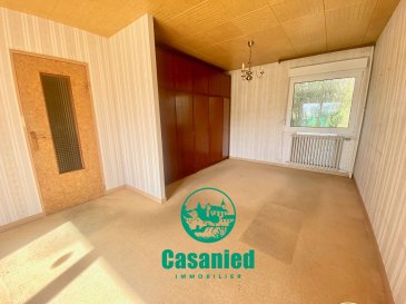 Maison BOUZONVILLE. Maison de ville située au calme dans une impasse composant d'une entrée, une cuisine individuelle, un spacieux salon - séjour, 3 chambres, une salle de douche et un WC. Cave avec garage et buanderie. 
Jardin discret et arboré.