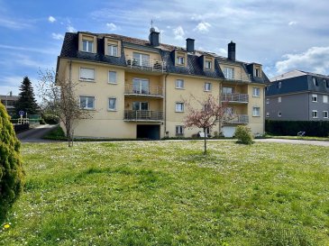 Le Bureau Immobilier Loewen-Kill présente à la location cet appartement d'une surface d'environ 86,24m2 au rez-de-chaussée d'une résidence implantée à Leudelange, se composant comme suit:

Partie jour :
.Hall d'entrée
.WC séparé
.Cuisine équipée et aménagée
.Salon/salle à manger avec accès au balcon

Partie nuit :
.Hall de nuit avec débarras
.Salle de bains avec fenêtre
.Première chambre d'une surface d'environ 11,41m2
.Seconde chambre d'une surface d'environ 13,70m2

L'appartement est complété par :
.Cave avec fenêtre d'une surface d'environ 3,98m2
.Un emplacement intérieur
.Un emplacement extérieur
.Une buanderie commune

Idéalement implanté à Leudelange, l'appartement se trouve notamment à proximité immédiate de :
.Aire de jeu est derrière l'immeuble
.Transports en commun, un arrêt de bus se trouve devant la résidence
.Accès aux axes routiers
.Zones d’activité de la Poudrerie
.Cloche d'or
.Centre-Ville de Luxembourg
.Ecoles, crèches, maison relais

En ce qui concerne les équipements de l'appartement :
.La résidence a été construite en 1996
.Les fenêtres sont en double vitrage
.Le passeport énergétique : F-F
.Les charges mensuelles (locataire) s'élèvent actuellement à environ 250€/mois

Nous sommes à votre disposition pour tout renseignement complémentaire et un rendez-vous de visite :
contact@loki.lu
00352 27 56 28 90

Les honoraires de négociation sont à la charge du locataire et s’élèvent à un mois de loyer augmenté de la TVA en vigueur.