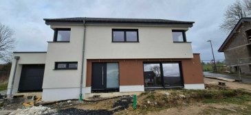 NOUVELLE Maison individuelle 
                   +++ CLÉ EN Main +++  

Dans la commune de Winseler, canton Wiltz libre des quatre côtes sur un terrain de +/- 4,49 ares vue dégagé qui se compose ainsi:  

Rez-de-chaussée: 
- Hall d'entrée -
 Séjour spacieux et lumineux avec salle à manger et cuisine ouverte donnant sur ses 2 terrasses et jardin. - WC séparée 
- Espace débarras 
- Grand Garage 
- Espace Local théchnique  

1er étage: 
- Hall de nuit 
- Chambre parentale avec dressing et salle de bain privative. 
- trois grande chambres à coucher. 
- une salle de douche. 

Grande Grenier aménageable avec escalier en béton.  

Maison clés en main possible, avec des finitions aux choix du client.  Info techniques: - Triple vitrage - Chauffage au sol - Pompe à chaleur - VMC  

Pour plus de renseignements ou une visite veuillez nous contacter au 691 850 805.  

Proposition de crédit/financement à taux compétitif d'une banque luxembourgeoise incluse dans nos services gratuits.