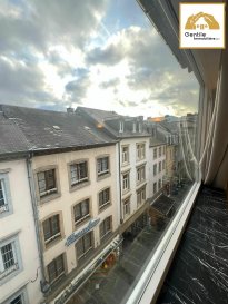 Gentile Immobilière vous propose en exclusivité un joli appartement duplex de 86m2 situé au coeur de Luxembourg-Ville Haute, dans la zone piétonne ce dernier dispose de tout les atouts pour vous séduire.

Situé dans une résidence avec ascenseur l'appartement se compose comme suit :

Au 4ème étage, 2 chambres et une salle de douche
Un hall d'entrée avec placards intégrés 
Au 5ème étage, un séjour, une cuisine et une salle de bain
Viennent compléter ce bien un balcon et une cave.

Dans le prix de vente est compris les travaux des fenêtres et toiture déjà réalisés. 

A charge de l'acquéreur suivant plan autorisé les travaux d'aménagements intérieurs d'environ 250000€. 

Pour toutes informations n'hésitez pas à nous contacter au 28 79 09 09 ou par mail : info@gentileimmobiliere.lu

Vous souhaitez vendre acheter louer, contactez-nous sans plus tarder

