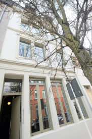 LUXEMBOURG-LIMPERTSBERG, 34, rue Ermesinde, chambre meublée de 10m2 au troisième étage sans ascenseur comprenant lit simple, bureau, placard, chaise, étagères, et accès au parties communes : cuisine équipée avec frigo individuel, salle de douche avec WC, libre le 15 décembre 2025. Loyer 850 euros + 140 euros de charges = 990 euros. Caution : deux mois de loyer, frais d'agence : un mois de loyer + TVA ? 50% à charge du bailleur, 50% à charge du locataire. Contact et visites : Rosalba MAITRE téléphone : 691 550 189 Email : rosalba@parkagence.lu et Arianna Ghittino téléphone : 691 205 573 email : arianna@parkagence.lu