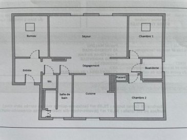 À VENDRE – APPARTEMENT F4– THIONVILLE (2 AVENUE VAUBAN)
Situé au 2ème et dernier étage d'une petite copropriété bien entretenue, cet appartement offre une surface habitable de 75 m² (pour 90 m² au sol) et séduit par sa luminosité, sa fonctionnalité et ses beaux volumes.
Il se compose comme suit :
•	Une entrée spacieuse,
•	Un séjour lumineux de 22 m²,
•	Une cuisine équipée indépendante,
•	Deux chambres (9,78 m² et 12,12 m² au sol),
•	Un bureau de 9,47 m² au sol (idéal télétravail ou chambre d’appoint),
•	Une salle d’eau,
•	Un WC séparé avec lave-mains,
•	Une buanderie.
L’appartement dispose en outre de deux caves privatives ainsi que d’un garage fermé, un véritable atout en cœur de ville.
Travaux récents : toiture refaite
Emplacement privilégié à Thionville, proche des commodités et des accès autoroutiers.
Bien soumis au régime de la copropriété. 
Pour plus d’informations ou organiser une visite, merci de nous contacter au 03.82.34.91.97.
L’appartement est mis en vente au prix de 188 000€ + 11 280€ d’honoraires d’agence. 199 280€ FAI. 
Pour connaître les risques naturels, miniers et technologiques liés à ce bien, veuillez consulter le site officiel georisques.gouv.fr.

Honoraires à la charge de l'acquéreur.