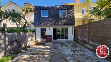 NANCY/BEAUREGARD MAISON DE 111m2 AVEC JARDIN.  En Exclusivité ! NANCY/BEAUREGARD-BOUFFLERS. Maison à rénover d'une surface habitable de 111m2, construite en 1982 sur une parcelle de 487m2, mitoyenne d'un seul côté et située dans une rue calme, perpendiculaire à l'Avenue de Boufflers. Cette maison offre 5 pièces : au rez-de-chaussée : entrée, WC séparé, séjour avec espace cuisine de 43m2 et accès sur terrasse et jardin clôturés exposés OUEST, salle d'eau avec WC et pièce pouvant faire office de bureau ou 4ème chambre. A l'étage : dégagement avec placards, salle de bains avec WC et 3 chambres dont une avec balcon. Jardinet devant la maison. Cave. Système de chauffage : gaz et cheminée bois. Idéalement située, proche de toutes les commodités. A venir découvrir... www.agencedeboufflers.fr