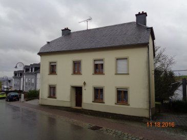 Maison 4 façades de  /- 125m² de bonne constitution.
Maison à rafraîchir.
 
Rdch:
- hall d'entrée
- cuisine semi-équipée avec coin repas
- séjour et salle à manger
- wc séparé
- buanderie avec sortie sur terrasse et jardin.
 
1er étage:
- 4 belles chambres à coucher
- salle de bain.
 
Grenier aménageable non-isolé.
 
Sous-sol avec sortie dans jardin:
- caves
- chaufferie.
 
Extérieur:
- terrasse, beau et grand jardin, parkings sur le côté de la maison.