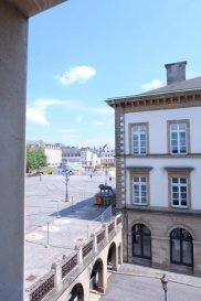 --------RESERVE-------
LUXEMBOURG CENTRE-VILLE, Place Guillaume II, au coeur de la rue piétonne, beau studio rénové, entièrement meublé, POUR COURTE DUREE, de 28 m2, au deuxième étage, numéro 3 et comprenant : pièce principale avec vue sur la Place Guillaume II, kitchenette équipée, lave linge et sèche linge, une salle de douche avec WC, libre le 1er Juin 2018. 
Pour une seule personne NON FUMEUR, 
Prix: 1300 euros charges comprises excepté TV, internet, Téléphone. 
Contact et visites : Rosalba MAITRE téléphone 691 550 189
Studio disponible pour une durée maximale de 4 mois jusqu'au 30 septembre 2018. 
