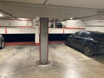 3 espaces de stationnement dans un parking au centre de Luxembourg-Gare.

Les places de stationnement se trouvent au 2e sous-sol d'un parking privé. Elles sont adaptées aux véhicules de taille moyenne. Les places de parking peuvent également être achetées individuellement (65.000 euros).

L'immeuble est situé rue du Commerce et à seulement quelques minutes à pied de la gare et des nombreux magasins.