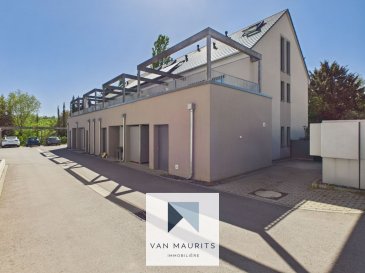 Situé à Niederanven ce Triplex datant de 2018 bénéficie d'une surface habitable de ± 103 m² pour une surface totale de ± 120 m².
L'appartement se constitue comme suit:

Au rez-de-chaussée, un hall d'entrée ± 3 m² mène à un espace séjour de ± 37m² avec une cuisine équipée, moderne, avec îlot central et cave à vin. La cuisine est ouverte sur un espace séjour lumineux donnant lui-même accès à une terrasse de ± 7 m² orienté ouest ainsi qu'un jardin de ± 40 m².

Au premier étage, deux chambres lumineuses de ± 10 m² chaque, une étant aménagé en bureau. Une salle de douche ± 6 m² avec douche italienne, WC et vasque. À cela s'ajoute une buanderie ± 2 m² ainsi qu'une grande terrasse ± 17 m² surplombant la cour intérieure orienté sud-est.

Au Deuxième étage sous les combles, se situe une spacieuse chambre principale ± 15 m² avec son espace dressing encastré ainsi que sa salle de bain privative ± 4 m²

Détails complémentaires :
- Triplex datant de 2018 en excellente condition
- Châssis en bois / alu, triple vitrage, volets et velux électriques
- Pompe à chaleur et panneaux solaires
- Carrelage, parquet

Pour plus d'informations, veuillez contacter s.v.pMaurits van Rijckevorselau numéro de téléphone+352 621 198 891ou par e-mailmaurits@vanmaurits.lu