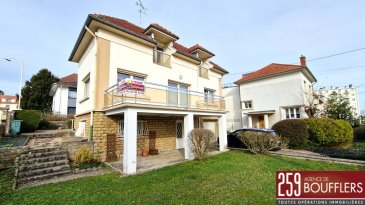 NANCY/BUTHEGNEMONT MAISON 9 PIECES DONT 5/6 CHAMBRES.  NANCY/BUTHEGNEMONT. Maison indépendante de 9 pièces principales, d'une surface habitable de 278.34m2 (321.59m2 au sol), construite sur une parcelle de 580m2. Cette maison élevée sur sous-sol avec de beaux volumes, est idéale pour une famille. Très lumineuse, elle offre : Au premier niveau : un couloir desservant un dégagement, un grand bureau ou chambre de 24.38m2, un WC, un cellier, une cave, une buanderie, une chaufferie, une cuisine d'été et un garage de 20m2. Au second niveau : une entrée et un couloir desservant une cuisine, un vaste séjour/salle à manger totalisant 50.30m2 donnant accès à une terrasse, un dégagement avec placard et WC, une salle de bains et deux chambres (14.70m2 et 15m2). Au dernier niveau : un palier et dégagement desservant un espace de 12.35m2, rangement, 3 chambres (13.25m2, 10.50m2 et 17.80m2), une salle de bains, un WC et deux greniers. Jardin privatif clôturé. Idéalement située, proche ligne de bus no4, écoles, commerces, médecins... Chauffage au gaz. www.agencedeboufflers.fr
Les informations sur les risques auxquels ce bien est exposé sont disponibles sur le site Géorisques : www.georisques.gouv.fr