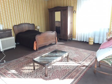 GRANDE MAISON MODULABLE .  DEJA SOUS OFFRE....SOUS OFFRE<br> A proximité de la rocade sud de Metz, de la gare Lorraine TGV, de l\'aéroport et de l\'hôpital de Mercy, venez découvrir cette grande maison familiale sur plus de 13 ares dont 7 restent constructibles.<br> Vous serez charmés par ses grandes pièces lumineuses agrémentées de belles fenêtres PVC double vitrage et volets neufs.<br> La maison est composée d\'une entrée, une grande cuisine donnant sur jardin, une grande pièce de vie, une salle de bains (douche et baignoire), quatre chambres dont 2 de 40 m2, un garage.<br> La maison nécessite quelques travaux, ses dépendances et greniers (sur dalles) vous permettront de composer votre maison rêvée.<br> Peut également convenir à un investisseur souhaitant créer plusieurs lots.<br> Contactez nous sans tarder.<br> AGENCE VENNER REMILLY 06.37.62.27.13./03.87.63.60.09<br> ACHAT//VENTE//LOCATION//GESTION LOCATIVE//  