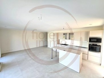 Nous avons le plaisir de vous proposer à la location un magnifique appartement neuf, traversant et non meublé situé dans une zone très calme et verdoyante du quartier de Luxembourg Cessange.

Bénéficiant d'une surface généreuse d'environ 100m2, il se trouve au rez-de-chaussée et il se compose comme suit :

- Hall d'entrée ;
- Cuisine équipée ouverte sur le grand séjour donnant sur la belle terrasse et jardin privatif ;
- Trois chambres à coucher, dont l'une dispose d'une salle de douche en suite avec raccordement pour la machine à laver et toilette ;
- Salle de bain avec baignoire et toilette ;
- Une toilette séparée ;
- Cave ;
- 2 parkings intérieurs.

Détails :
- Triple vitrages avec volets électriques ;
- Non meublé ;
- Ascenseur ;
- Buanderie commune ;
- Parquet massif dans les chambres à coucher ;
- Chauffage au sol au gaz ;
- Idéal pour une famille de 4 personnes ou pour une colocation de 2 personnes.

Disponible immédiatement.

Frais d'agence à la charge du locataire : 1 mois de loyer + 16% de TVA.

Pour plus d'informations, veuillez contacter l'agence.<br /><br /> ---------- <br />We are pleased to offer you a magnificent new, unfurnished and crossing flat for rent, located in a very calm, verdant area of the Luxembourg Cessange district.

With a generous surface area of around 100m2, it is located on the ground floor and is composed as follows:

- Entrance hall ;
- Equipped kitchen opening onto the large living room with access to the beautiful private terrace and garden;
- Three bedrooms, one of which has an en suite shower room with connection for washing machine and toilet;
- Bathroom with bathtub and toilet;
- Separate toilet;
- Cellar;
- 2 indoor parking spaces.

Details :
- Triple glazing with electric shutters ;
- Unfurnished ;
- Lift ;
- Common laundry room ;
- Solid parquet flooring in bedrooms;
- Gas underfloor heating ;
- Ideal for a family of 4 or colocation of 2 people.

Available immediately.

Agency fee payable by tenant: 1 month's rent + 16% VAT.

For more information, please contact the agency.