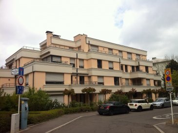 Magnifique penthouse d'une surface utile de 235m2 et 220 m2 de terrasses (plein Sud) sis dans une résidence luxueuse au niveau du 3e étage,
comprenant hall d'entrée, vestiaire, WC séparé, living, séjour avec feu ouvert, cuisine équipée, cellier, buanderie, hall de nuit, 3 chambres à coucher, 2 salles de bains, 2 terrasses, cave (25m2) et 2 places de parking souterrains.
Cet appartement est destiné à l'habitation bourgeoise mais peut aussi être affecté à l'exercice d'une profession libérale ou service de bureaux tels que p.ex. bureaux d'assurances, d'agence immobilière, domiciliation de sociétés ou d'autres à l'exclusion de tout autre commerce proprement dit.

PLUS DE PHOTOS SUR WWW.SPACEPLUS.LU