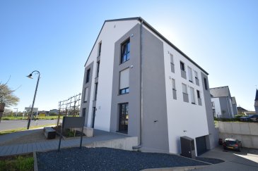 En Exclusivité, ImmoHouse vous propose ce charmant appartement 2 chambres de CONSTRUCTION 2023 classe A-A idéalement situé à Berdorf.

Au troisième d'une résidence soignée avec commodités à proximité immédiate, ce bel appartement de 85,35m² se compose de:

-Un agréable hall d'entrée  
-Un grand salon/salle à manger très lumineux  
-Une cuisine équipée ouverte sur la pièce de vie  
-Deux chambres à coucher  
-Une salle de douche avec wc  

A cela s'ajoutent:  
-Un emplacement intérieur privatif  
-Une buanderie  

Appartement coup de coeur...

Infos et visites sur demandes