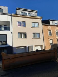 - Hall d'entrée
- Cuisine équipée 
- Salon / Living 
- 2 chambres 
- Salle de bains
- Wc 

-  1Cave  
- Garage pour 1 voiture 
- Jardin et terrasse


Nous vous invitons à nous rendre visite ou contacter l'un de nos commerciaux pour plus d'informations.

M. Moura Jemp
+352621216646

M. Marc Risch
+352621210333


Les surfaces et superficies sont indicatives

Rejoignez-nous sur Facebook : Newjomar Belval 