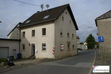 DE NOUVEAU DISPONIBLE !! IMMO EXCELLENCE vous propose en exclusivité cette maison d\'une surface habitable de 108 m2 sur un terrain de 11.5 ares. La maison se compose comme suit : Un hall d\'entrée, une salle-de-douche avec raccordement pour une machine-à-laver, une cuisine équipée, un living, une salle-à-manger, trois chambres-à-coucher, un grand garage de 36.32 m2, une cave à vins ainsi qu\'un grand jardin. Surface utile de la maison : 155.36 m2.<br />Ref agence :3426640