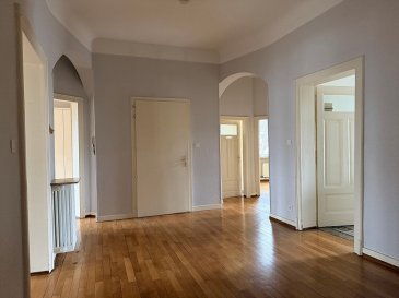 Thionville - Appartement de 159 m2 avec Terrasse et 2 garages. A Thionville, Route de Guentrange, au 1er étage  d'une petite copropriété de 3 appartements, F6 de 159 m2.
Il comprend une grande entrée qui dessert le salon, la salle à manger, laa cuisine équipée avec accès à la spacieuse terrasse, 4 chambres, une salle de bains, un WC séparé.
2 garages avec porte motorisée.
Cave. 
Les informations sur les risques auxquels ce bien est exposé sont disponibles sur le site Géorisques : www.georisques.gouv.fr »
Renseignements et visites : 
- Karine Karas : 06 08 31 19 87 
- Katia Moriceau : 06 75 66 99 25