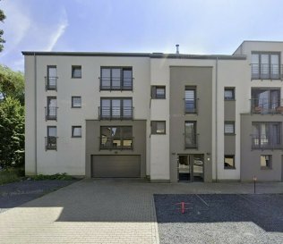 Athus (Belgique)

Ville frontière avec RODANGE-PETANGE

Rue tranquille,

Idéal pour jeune couple ou petite famille.

Très bel appartement deux chambres à coucher avec toutes les commodités recherchées, disponible de suite.

Un grand hall d'entrée vous accueil qui s'ouvre sur la grande pièce de vie le living et ses grandes fenêtres.
Un débarras est ouvert avec le hall d'entrée.

La cuisine ouverte avec son living possède belle une clarté naturelle sur toute la pièce de vie.

Deux grandes chambres à coucher sont accessibles par le hall de nuit.

Une pièce séparée l'on trouve sa chaudière individuelle peut être servi comme pièce de rangement.

Au sous-sol un parking intérieur et un parking extérieur sont disponibles avec l'appartement.

Pour toutes questions ou demandes d'informations, n'hésitez pas à nous contacter, nous serons toujours à votre service.

Agence ELSA'HOME à votre écoute pour la concrétisation de vos projets en toute confiance.

-----------------------------------------------------------------

Athus (Belgium)

Border town with Rodange-Petange

Quiet street,

Ideal for a young couple or small family.

Beautiful two-bedroom apartment with all the amenities you need, available immediately.

A large entrance hall welcomes you, opening onto the spacious living room with its large windows.
A storage room opens onto the entrance hall.

The open-plan kitchen with its living room offers beautiful natural light throughout the living area.

Two large bedrooms are accessible from the night hall.

A separate room with its individual boiler can be used as a storage room.

In the basement, indoor and outdoor parking are available with the apartment.

For any questions or information requests, please do not hesitate to contact us; we will always be at your service.

The ELSA'HOME agency is at your disposal to help you realize your projects with complete confidence.