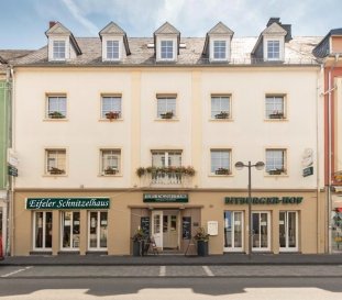 Hinweis: Diese Immobilie kann aufgrund ihrer Lage, Bauweise und Aufteilung auch durch andere Gewerbe, mit überschaubarem Aufwand, umgestaltet und genutzt werden.

Das seit 2001 familiengeführte Stadthotel „Bitburger Hof“ steht an einer absolut zentralen und begünstigten Lage der Kreisstadt Bitburg. Das Haus ist ganzjährig geöffnet und verfügt über 29 Zimmer. Neben Doppelzimmern bietet das Hotel auch Drei- und Vierbettzimmer an, die gerne von Eltern mit Kind/Kindern genutzt werden. Alle Zimmer sind mit Dusche/WC und Kabel-TV ausgestattet. Weiterhin steht allen Gästen kostenloses W-LAN zur Verfügung. Ebenso verfügt das Hotel über einen Lift, mit dem alle Zimmer mühelos erreicht werden können. Einige Zimmer sind behindertengerecht ausgestattet. Die Nutzfläche des gesamten Hauses beträgt ca. 1.290 m². Der hoteleigene Parkplatz liegt direkt hinter dem Haus. Er verfügt über ca. 20 Stellplätze und ist von der Haupt-Verkehrsstraße nicht einsehbar. Das hauseigene Restaurant bietet ca. 60 Gästen Platz; hier wird den Gästen neben einem täglichen kostengünstigen Mittagsbuffet auch hervorragendes Essen à la carte geboten. Im gemütlichen Bistro „Schnitzelhaus“ können die Gäste den Tag bei einem frisch gezapften „Bit“ ausklingen lassen. Das Hotel „Bitburger Hof“ verfügt über einen separaten Tagungsraum, der Gruppen bis zu 30 Personen Platz bietet, ausgestattet mit moderner Tagungstechnik. Bei Bedarf könnte der Tagungsbereich mühelos zu einer attraktiven Betreiberwohnung umgestaltet werden. Der Mitarbeiterstamm kann übernommen werden.

 
Hotelausstattung
Empfangshalle (Lobby), Fahrstuhl, ca. 20 hoteleigene PKW-Parkplätze direkt am Hotel, 2 Garagen, ausgewiesener Behindertenparkplatz, gesicherte Stellplätze für Fahrräder und Motorräder, 2 Restaurants, Hotelbar, Café/Bistro, Außengastronomie, Gartenterrasse, videoüberwachte Eingänge/Hotelhalle/Flure, WLAN in allen Bereichen 
Details: 
Zustand: sehr gepflegt 
Inklusive Inventar
Konventionelle Massivbauweise 
Energieträger Gas
Zentralheizung
Bodenbeläge: Fliesen, Teppichboden

Lage und Entfernungen
Im Zentrum der Kreisstadt Bitburg
Nächstgelegener Bahnhof:  9 km, Bitburg-Erdorf, ICE Strecke Köln-Trier
Autobahnanschluss Bitburg: ca. 6 km
Flughafen Luxemburg: ca. 44 km
Flughafen Frankfurt-Hahn: ca. 78 km
