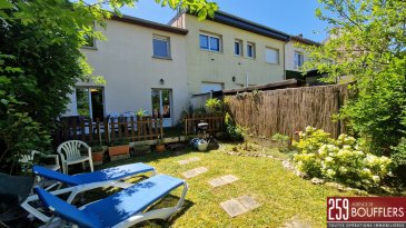 NANCY/BOUFFLERS - MAISON 7 PIECES AVEC GARAGE, TERRASSE ET J.  En Exclusivité ! NANCY/BOUFFLERS. Maison mitoyenne de 7 pièces principales, d'une surface de 116.03m2, sur 3 niveaux. Cette maison offre au rez-de-chaussée : une entrée, une pièce pouvant faire office de chambre ou bureau, une cuisine équipée ouverte sur une pièce de vie donnant accès à la terrasse et au jardin, une salle d'eau, un WC et un garage. Au premier étage : un palier desservant 4 chambres et une salle de bains avec WC. Au second étage : une chambre mansardée et un espace grenier. Chauffage individuel au gaz. Terrasse et jardin attenants privatifs clôturés et arborés, agréable pour les beaux jours. Classement énergétique 'C' (DPE réalisé le 06/05/2026). Idéalement située, proche de toutes commodités, à proximité directe (axes autoroutiers, transports bus ligne T4, commerces, écoles, médecins, pharmacie...). www.agencedeboufflers.fr
Les informations sur les risques auxquels ce bien est exposé sont disponibles sur le site Géorisques : www.georisques.gouv.fr