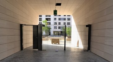 Vous souhaitez habiter Cloche d’or, cet immeuble construit en fin 2018, au calme est pour vous. Directement en face des bureaux Deloitte et du centre commercial Auchan cloche-d ’or à 1 minutes à pied. Ce studio haut de gamme aménagée avec goût est proposé en location meublé avec le canapé lit, la télévision, la table, les chaises Lapalma, le dressing Poliform, la machine Nespresso, l’aspirateur, les couverts et la literie. Possibilité de location pour six mois. Il possède une surface habitable d'environ ±40 m². Le bien se compose comme suit :

Au 1er étage, un hall d'entrée de e ±5m², un séjour/chambre de ±21m² et la cuisine de ±6m² pour une surface totale de ±32m², un WC de 5m²et enfin un balcon terrasse de 10m² avec vue sur Deloitte et Auchan.

Au deuxième sous-sol, un emplacement de parking numéros 162 et une cave de ±6m² juste derrière l’emplacement. Au premier sous-sol se situe la buanderie commune avec le lave-linge et sèche-linge fournis, ce qui complètent ce bien de ±52m² utiles.

Immeuble neuf et agréable avec une situation exceptionnelle au centre de la cloche-d ‘or.
