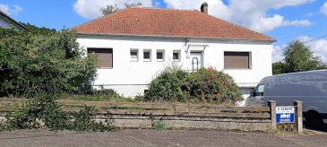 Une vie de charme et de confort à Falck
Découvrez cette maison de 5 pièces, véritable havre de paix de 87.05 m2, établie sur un grand terrain plat de 899 m². 
Située dans un environnement très calme, à l'angle de deux rues très peu passantes, elle offre un cadre de vie serein, à proximité des commodités et des écoles.
________________________________________
Des atouts majeurs pour un quotidien agréable
•	Performance énergétique : Ne vous souciez plus de vos factures ! La maison a récemment bénéficié d'une isolation en polystyrène de 14 cm par l'extérieur et d'une nouvelle pompe à chaleur air/eau de marque VIESSMANN. 
•	Les fenêtres et portes extérieures sont récentes, en double vitrage châssis PVC.
•	Un extérieur aux multiples possibilités : Le grand terrain de 899 m² est un véritable atout. Il dispose d'une belle surface libre à l'arrière, parfaite pour créer votre propre oasis, que ce soit pour un grand jardin ou une piscine, voire une autre construction directement ouverte sur rue.
•	Une fonctionnalité optimisée : Les espaces sont agréablement distribués en un seul niveau de vie. L’on y trouve un séjour spacieux de 16,57 m² ouvert sur un salon de 10,39 m², une cuisine de 10,51 m² avec accès à la terrasse. Elle offre également trois chambres de 15.30 – 10.54 et 10.75 m2, une salle de bains et un WC. 
•	Le sous-sol complet, de la même surface que la partie habitation, abrite un garage pour une voiture et moto. Sa porte est motorisée. 
________________________________________
Informations complémentaires
Des travaux de rafraîchissement sont à prévoir à l'intérieur, notamment pour les installations sanitaires. L'installation électrique nécessitera une mise aux normes. 
NB : Ce bien est immédiatement disponible. Les frais d’agence sont à la charge du vendeur. 
________________________________________
Contactez-nous : Pour plus d'informations ou pour organiser une visite, n'hésitez pas à contacter notre conseiller EI - Gérard STOULIG au 06 03 40 33 55 – Mail : agenceabel@gmail.com.