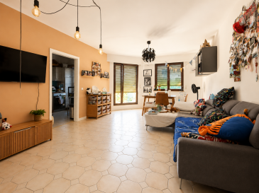 ESCH-WOBRÉCKEN, APPARTEMENT 3 CHAMBRES AVEC TERRASSE ET GRAND GARAGE PRIVATIF

JS Partners Immobilière vous propose à la vente ce bel appartement de 87,53 m² habitables, situé au 4ème étage d'une résidence dans le quartier résidentiel de Wobrécken, à Esch-sur-Alzette.

Les atouts du bien:

- 3 chambres à coucher
- Séjour lumineux
- Cuisine séparée
- Terrasse de 8,09 m²
- Grand garage privatif de 33,44 m²
- Cave privative
- Espaces de rangement

Situé dans le quartier de Wobrécken, l'appartement bénéficie d'un environnement résidentiel agréable, à proximité des écoles, commerces, transports en commun et infrastructures médicales.

Un véritable atout : son grand garage privatif de 33,44 m², offrant un espace généreux pour le stationnement et le rangement.

Surfaces et dimensions données à titre indicatif.

Pour plus d'informations ou pour organiser une visite, n'hésitez pas à nous contacter.

Moura Jemp  
JS Partners Immobilière  
+352 621 216 646