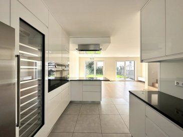 AXHOME IMMO vous propose cette belle et récente maison d'environ 160 m², située à Livange, une localité de la belle, calme et prestigieuse commune de Roeser.

Idéale pour une famille et disponible rapidement.

Elle se compose comme suit :

Au rez-de-chaussée :
- Hall d'entrée
- Buanderie / local technique
- Cuisine équipée semi-ouverte
- Salon / séjour
- Débarras avec petite cave à vin
- 1 WC séparé
- Accès à la terrasse et au jardin
- 1 carport pour 1 voiture
- 1 emplacement extérieur

1áµ‰Ê³ étage :
- Hall de nuit
- 3 chambres à coucher
- WC séparé
- Salle de bain avec baignoire et toilettes

2áµ‰ étage :
- Hall de nuit
- Grande chambre parentale avec dressing
- Salle de bain avec WC
- Balcon

Les atouts :

La maison est située au calme dans une cité et dans un cadre de verdure, proche de toutes commodités, de l'autoroute et des transports en commun vers Luxembourg.

CLASSE ÉNERGÉTIQUE AA
CONSTRUCTION 2018
Système d'alarme contrôlable à distance
Armoires intégrées dans les 3 chambres du 1áµ‰Ê³ étage
Chauffage au sol
Libre de suite

Pour plus d'informations, n'hésitez pas à nous contacter :
- par téléphone : +352 691911993
- par email : info@axhome.lu

Nous restons également à votre entière disposition au cas où vous désirez vendre ou louer votre bien. Nous prenons en charge toutes les démarches administratives liées au bien immobilier.

Nous sommes également à votre disposition pour des estimations gratuites.

 ---------- 
AXHOME IMMO bietet Ihnen dieses schöne und neue Haus von ca. 160 m² an. Es liegt in Livange, einem Ort der schönen, ruhigen und angesehenen Gemeinde Roeser.

Ideal für eine Familie und schnell verfügbar.

Es setzt sich wie folgt zusammen:

Im Erdgeschoss :
- Eingangshalle
- Waschküche / technischer Raum
- Halboffene Einbauküche
- Wohnraum / Wohnzimmer
- Abstellraum mit kleinem Weinkeller
- 1 separates WC
- Zugang zur Terrasse und zum Garten
- 1 Carport für 1 Auto
- 1 Stellplatz im Freien

1áµ‰Ê³ Etage :
- Schlafhalle
- 3 Schlafzimmer
- separates WC
- Badezimmer mit Badewanne und Toilette

2áµ‰ Etage :
- Nachthalle
- Großes Elternschlafzimmer mit Ankleidezimmer
- Badezimmer mit WC
- Balkon

Vorteile:

Das Haus liegt ruhig in einer Siedlung und in einer grünen Umgebung, in der Nähe aller Annehmlichkeiten, der Autobahn und der öffentlichen Verkehrsmittel nach Luxemburg.

ENERGIEKLASSE AA
BAUJAHR 2018
Alarmanlage, die aus der Ferne gesteuert werden kann
Einbauschränke in den 3 Schlafzimmern im 1áµ‰Ê³ Stockwerk.
Fußbodenheizung
Frei ab sofort

Für weitere Informationen können Sie uns gerne kontaktieren:
- per Telefon: +352 691911993
- per E-Mail: info@axhome.lu

Wir stehen Ihnen auch gerne zur Verfügung, falls Sie Ihre Immobilie verkaufen oder vermieten möchten. Wir kümmern uns um alle administrativen Schritte, die mit der Immobilie verbunden sind.

Wir stehen Ihnen auch für kostenlose Schätzungen zur Verfügung.

 ---------- 
AXHOME IMMO offers you this beautiful, recently built house of approx. 160 m², located in Livange, a locality in the beautiful, quiet and prestigious commune of Roeser.

Ideal for a family and available at short notice.

It is composed as follows:

First floor:
- Entrance hall
- Utility/technical room
- Semi-open fitted kitchen
- Living room
- Storage room with small wine cellar
- 1 separate toilet
- Access to terrace and garden
- 1 carport for 1 car
- 1 outdoor parking space

1áµ‰Ê³ floor:
- Night hall
- 3 bedrooms
- Separate WC
- Bathroom with bath and toilet

2áµ‰ floor:
- Night hall
- Large master bedroom with dressing room
- Bathroom with WC
- Balcony

Features :

The house is quietly located in a housing estate in a green setting, close to all amenities, the freeway and public transport to Luxembourg.

ENERGY CLASS AA
BUILT IN 2018
Remote-controlled alarm system
Built-in wardrobes in the 3 bedrooms on the 1áµ‰Ê³ floor
Underfloor heating
Available immediately

For further information, please do not hesitate to contact us:
- by phone: +352 691911993
- by email : info@axhome.lu

We are also at your disposal should you wish to sell or rent your property. We can take care of all the administrative formalities associated with your property.

We are also at your disposal for free estimates.

 ---------- 
AXHOME IMMO bitt Iech dëst schéint a rezent Haus vun 160 m2 +/− zu Léiweng, eng Uertschaft an der schéiner, roueger a prestigiéiser Stad Réiser.

Ideal fir eng Famill.

Et ass wéi follegt zesummegesat:

Um Rez-de-Chaussée:

- Aganksberäich
- Wäsch / technesch Sall
- Semi-oppe ageriicht Kichen
- Stuff
- Déparas mat sengem klenge Wäikeller
- 1 separat WC
- Zougang zu Terrass a Gaart
- 1 Autosport fir 1 Auto
- 1 Outdoor Standuert

1 Stack:

- Nuecht Hal
- 3 Schlofkummeren
- Separat Toilette
- Buedzëmmer mat Bad an Toilette

2 Stack:

- Nuecht Hal
- Grouss Meeschtesch Schlofkummer mat engem Kleederschaf
- Buedzëmmer mat WC
- Balkon

Assets:

D'Haus ass roueg an enger Stad an engem grénge Kader, no bei allen Equipementer, Autobunn an ëffentlechen Transport op Lëtzebuerg.

ENERGIEKLASS AA
BUILD 2018
Fernsteuerbar Alarmsystem
Built-in Garderoben an den 3 Schlofkummeren um 1. StackBuedemheizung
Direkt verfügbar
Qualitéitsmaterialien.

Fir méi Informatiounen, w.e.g. kontaktéiert eis:
- iwwer Telefon: +352 691911993
- per E-Mail: info@axhome.lu

Mir bleiwen och zur ganzer Verfügung wann Dir Är Immobilie wëllt verkafen oder lounen. Mir këmmeren eis ëm all administrativ Prozeduren am Zesummenhang mat der Immobilie.

Mir sinn och zur Verfügung fir gratis Schätzungen.