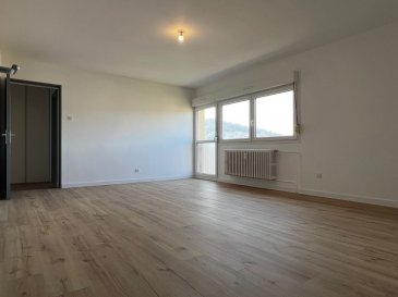 ROMBAS - Appartement 4 pièces de 81.17 m2. Découvrez cet appartement de 81,17 m² (Loi Carrez), situé au dernier étage d'une copropriété bien entretenue. Rénové, il offre un intérieur lumineux et fonctionnel.
La rénovation comprend  une mise aux normes électrique, des revêtements muraux et de sols modernes, ainsi qu'une cuisine et des sanitaires neufs. L'appartement se compose d'un séjour lumineux, de trois chambres, d'un bureau, d'une cuisine équipée avec four, plaque de cuisson, lave-vaisselle et hotte, d'une salle d'eau avec meuble double vasque, et de toilettes séparées (WC suspendu).
Il est également doté de double vitrage PVC et du chauffage urbain, assurant un confort optimal et des charges maîtrisées.
Les plus : Une cave spacieuse et un grand garage fermé, classe énergie D.

Contactez-nous dès aujourd'hui pour organiser une visite !
Copropriété de 30 lots (Pas de procédure en cours).
Charges annuelles : 2811.00 euros.