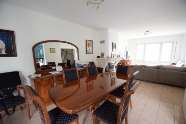 En Exclusivité ImmoHouse vous propose cette superbe maison entièrement idéalement située dans une rue calme de Luxembourg-Cents.

Sur un terrain de 2,38ares et une surface habitables de 150m² cette magnifique maison se compose de :

Au rez de chaussée:
- Un hall d'entrée
- Un garage pour 2 voitures avec 2 emplacements exterieurs privatifs
- Une buanderie
- Un grand espace rangement

Au 1er étage:
- Un superbe salon salle à manger traversant avec cheminée et accès terrasse et jardin
- Une cuisine équipée semi ouverte
- Un wc séparé

Au 2ème étage:
- Trois grandes chambres à coucher
- Une salle de bain avec wc et fenêtre

Au dernier niveau:
- Une grande chambre à coucher avec salle de douche privative et wc

A cela s'ajoutent: un garage , un joli jardin, une belle terrasse.

BAIL EMPHYTHEOTIQUE

Magnifique maison à découvrir....

Infos et visites sur rdv