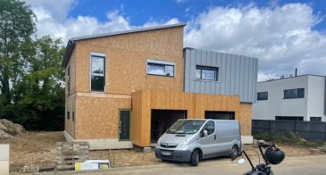 ALT\'IMMOGEST.COM votre agence immobilière vous propose :

Une belle maison en cour de construction sur le secteur d\'AUGNY dans l\'éco-quartier lotissement calme et résidentiel.

Mitoyenne par 1 coté (gauche) d\'une superficie de 87.00 M² avec garage de 18.51 M² et une surface de terrain de 230 M².

Stationnement supplémentaire possible devant la maison et un petit parking public en face de la maison.


Elle se compose au rez de chaussée:
D\'une entrée, une pièce principale avec cuisine ouverte de 27.57 M² avec acces a la terrasse, un cellier et un wc indépendant.

A l\'étage :

Un pallier, une salle de bain, un wc indépendant et trois chambres de 10.71 M² 10.89 M²  et  11.85 M²

Chauffage électrique au sol basse consommation
Fenêtre aluminium

Fin des travaux prévisonnel juin 2024 avec garantie decennale


Agence ALT\'IMMOGEST.COM
28 rue Emile Zola 57300 HAGONDANGE
Mme SZYNAL Estelle 
0387673413