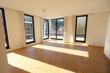 LUXEMBOURG MUHLENBACH, dans immeuble de haut standing, proche de la forêt de Bambësch, appartement très lumineux de 60 m2 + 40 m2 de terrasse, au deuxième et dernier étage avec ascenseur et comprenant : entrée avec placard, living avec accès terrasse au sud, chambre à coucher avec accès terrasse, cuisine équipée ouverte sur living, une salle de douche avec WC, cave, un emplacement de parking au sous-sol. Triples vitrages, chauffage au sol. Libre le 15 juillet  2026. Pour un couple au maximum. Contrat de bail de deux ans minimum. 

Frais d'agence : un mois de loyer + TVA, 50%  à charge du locataire, 50% à charge du bailleur. 

Contact et visites: Rosalba MAITRE téléphone : 691 550 189 
Email : rosalba@parkagence.lu et Arianna GHITTINO, téléphone : 691 205 573, Email : arianna@parkagence.lu