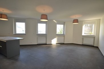 DUDELANGE CENTRE VILLE
Dans une petite résidence  avec ascenseur, appartement entièrement rénové de 73m² (1 ère occupation), très lumineux,   comprenant 2 chambres à coucher avec armoires, cuisine équipée ouverte sur living, salle de bains avec douche et toilettes.