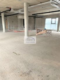 L\'agence CIMOLUX vous propose un beau local de commerce situé à Belval avec une superficie de +/-500m2.<br><br>Le local commercial est divisé en deux étages, avec des WC séparés par étage et une grande terrasse de +/-150m2 au rez-de-chaussée.<br><br>Possibilité exercer plusieurs activités (bureaux, restauration, profession libéral etc).<br><br>Charges 1200€<br>Prix 2.500.000€<br>(frais d\'agence compris 3% + Tva 17 % à la charge du vendeur)<br><br>Pour plus d\'informations contactez l\'agence on parle français, allemand, luxembourgeois, anglais, portugais et italien.