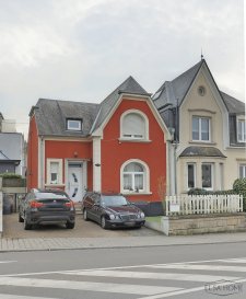Charmante maison jumelée située dans un quartier dynamique, à proximité de toutes commodités.

Laissez-vous séduire par cette jolie maison, idéale pour créer un intérieur chaleureux et convivial. Dès l'entrée, vous serez accueilli par un hall spacieux qui mène vers un salon lumineux, parfait pour vos moments de partage en famille ou entre amis. La pièce de vie s'ouvre sur une cuisine équipée et fonctionnelle, idéale pour préparer de délicieux repas dans une ambiance conviviale.

À l'arrière, profitez d'une agréable terrasse couverte, parfaite pour vos repas en extérieur, vos soirées détente ou pour recevoir vos proches en toute convivialité. Cette terrasse donne également accès à un espace extérieur latéral, offrant un véritable espace de vie supplémentaire.

La maison dispose de trois chambres confortables, idéales pour toute la famille, ainsi que d'une salle de douche, d'un WC séparé pour plus de confort.
En complément, vous bénéficierez d'une cave/buanderie et d'une chaufferie. Un bureau ou atelier, pouvant accueillir vos activités professionnelles ou créatives, ainsi qu'une salle de bains supplémentaire.

Deux emplacements de stationnement sont disponibles devant la propriété, avec une seconde terrasse aménageable selon vos envies,pour profiter encore plus de l'extérieur.

L'intérieur nécessite quelques petits travaux de finition, ce qui constitue une belle opportunité pour personnaliser cette maison selon vos préférences et lui conférer tout le charme que vous souhaitez.

Située dans un quartier dynamique, à proximité immédiate des commerces, écoles et transports, cette maison représente une excellente opportunité immobilière.

Photos en cours de réalisation.

Pour toutes questions ou demandes d'informations, n'hésitez pas à nous contacter, nous serons toujours à votre service.

Agence ELSA'HOME à votre écoute pour la concrétisation de vos projets en toute confiance.

---------------------------------------------------------------------

Charming semi-detached house located in a lively neighbourhood, close to all amenities.

You will love this lovely house, ideal for creating a warm and welcoming interior. Upon entering, you will be greeted by a spacious hall leading to a bright living room, perfect for spending time with family or friends. The living area opens onto a fully equipped and functional kitchen, ideal for preparing delicious meals in a convivial atmosphere.

At the rear, enjoy a pleasant covered terrace, perfect for outdoor dining, relaxing evenings or entertaining your loved ones in a convivial atmosphere. This terrace also provides access to a side outdoor area, offering a real extra living space.

The house has three comfortable bedrooms, ideal for the whole family, as well as a shower room and separate toilet for added convenience.
In addition, you will have access to a cellar/laundry room and a boiler room. There is also an office or workshop, which can be used for professional or creative activities, as well as an additional bathroom.

Two parking spaces are available in front of the property, with a second terrace that can be converted to suit your needs, allowing you to enjoy the outdoors even more.

The interior requires some minor finishing work, which is a great opportunity to personalise this house to your liking and give it all the charm you desire.

Located in a vibrant neighbourhood, close to shops, schools and transport links, this house represents an excellent property opportunity.

Photos in progress.

If you have any questions or require further information, please do not hesitate to contact us. We are always at your service.

ELSA'HOME is here to help you realise your projects with complete confidence.