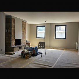 À vendre ? Bel appartement spacieux et lumineux
Proposé par Damm Promotions

À proximité immédiate des commerces, cet appartement de standing séduit par sa luminosité, ses volumes généreux et son ambiance chaleureuse.

Il se compose d'un vaste salon-séjour de 32?m², d'un hall d'entrée spacieux de 12?m² et d'une cuisine fermée. Le coin nuit offre trois chambres confortables :

Chambre 1 : 19?m²
Chambre 2 : 13?m²
Chambre 3 : ±16?m²

L'appartement dispose en outre :

d'une salle de bains,
d'une salle de douche,
d'un WC séparé,
d'une buanderie pratique de ±8?m²,
d'un local poubelles de ±3?m²,
et d'un local à vélos.

Le grand séjour avec poêle à bois et feu ouvert crée une atmosphère conviviale et chaleureuse, idéale pour se détendre en famille ou entre amis.

Un bien rare, alliant espace, confort et proximité des commodités.

À visiter sans tarder !
?? Pour plus d'informations, contactez-nous au 691 333 378