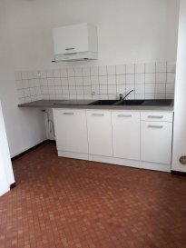 Appartement Bitche 3 pièce(s). Appartement en rez de chaussée composé  d'une partie cuisine avec coin repas, un séjour, une chambre à coucher , salle bain et wc individuel. Le logement dispose aussi d'une cave. Chauffage gaz individuel, les charges correspondent à l'entretien du chauffage et l'entretien et l'éclairage des parties communes.
Le bailleur réalisera sous un un délai de 6 à 12 mois des travaux de rénovation énergétique (remplacement des fenêtres et isolation par l'extérieur) engendrant une meilleure note énergétique et une baisse du montant des factures énergétiques.
Montant du loyer réduit avant travaux : 413 €
Montant du loyer après travaux : 450.50€
Montant de provision pour charges : 29.33€


Contact Nord Sud Immobilier  à Bitche, Rohrbach les bitche, Diemeringen et Sarreguemines au 03 72 64 01 02