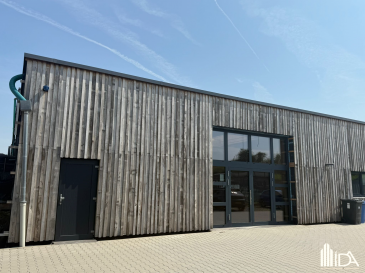 L'Immobilière de l'Attert vous propose en location ce commerce de +-160m² situé dans la Zone Artisanale Solupla à Redange.

Bâtiment de 2017, construction bois, basse énergie pour une activité artisanale.

Possibilité de changer la baie vitrée en porte sectionnelle.

Le commerce dispose de plusieurs emplacements de parkings devant le bâtiment.

Loyer : 3 000€
Frais d'exploitation à charge du locataire
Caution : 3 mois de loyer
Frais d'agence : 1 mois de loyer + TVA

Pour plus d'informations ou une visite, contactez-nous au 23 62 90 20 ou sur immo@immoaida.lu

Consultez nos biens sur www.immoaida.lu