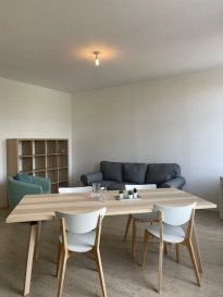 lille-EURASANTE-VAUBAN-ESQUERMES
76 rue du faubourg de Béthune -
Dans une petite copropriété , appartement  très lumineux, traversant offrant beau séjour/cuisine,  salle de douche+WC, chambre .
L'appartement est loué meublé . 
loyer 650euros +35 euros(charges) soit 685 euros/mois.
cellier/local vélos.
commerces, facs, transport urbain (métro et bus)  axes routiers ...
Exclusivité Barbara IMMOBILIER