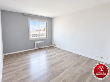 APPARTEMENT DEUX PIECES AVEC PARKING / VILLERS-LES-NANCY.  Venez découvrir à VILLERS-LES-NANCY, dans un quartier agréable et résidentiel au sein du secteur GEC Village, cet appartement de 2 pièces principales, d'une surface de 30.21m2, situé au deuxième étage d'une petite Résidence dénommée 'ECOLE BUISSONNIERE'. Idéal pour étudiants, jeunes actifs, professionnels en mobilité ou retraités. Offrant : une entrée, une kitchenette équipée, une pièce de vie, une chambre et une salle d'eau avec WC. Système de chauffage individuel électrique. Emplacement de stationnement extérieur privatif. Le logement bénéficie d'un emplacement pratique à proximité des commerces, des services de santé, des établissements scolaires, des espaces verts et des transports en commun, permettant de rejoindre facilement NANCY et ses environs. Loyer : 485.00 EUR charges comprises (soit 445.00 EUR de loyer + 40.00 EUR de provision sur charges comprenant l'eau froide, l'électricité des parties communes, l'entretien des parties communes, ainsi que la taxe des ordures ménagères). Dépôt de garantie : 445.00 EUR. Honoraires : 332.00 EUR TTC dont 90.00 EUR pour l'état des lieux. Si vous avez besoin d'aide dans votre recherche de logement, votre agence AGENCE DE BOUFFLERS se fera un plaisir de vous aider. www.agencedeboufflers.fr. DISPONIBLE IMMÉDIATEMENT.
Les informations sur les risques auxquels ce bien est exposé sont disponibles sur le site Géorisques : www.georisques.gouv.fr