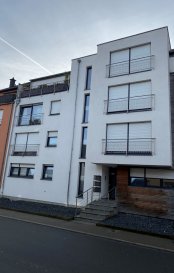 LUXPROIMMO vous propose ce magnifique appartement entièrement meublé et idéalement situé à Niederkorn.
Au rez-de-chaussée (surélevé) d'un immeuble de 9 unités et agencé comme suit:
Hall d’accueil, wc séparé, spacieuse cuisine équipée et lumineuse pièce à vivre avec accès aux balcons et au jardin privatif de 182m² orienté plein sud.

Espace nuit comprenant 2 chambres à coucher de 15,24m² et 13,39m² et salle de bains avec douche et baignoire.

Au sous-sol:
Cave privée, buanderie commune et 2 emplacements de parking.

Equipements: 
- Système d'alarme avec détecteurs de mouvements et intrusion aux fenêtres et portes fenêtres;
- Interphone avec caméra;
- Partiellement volets électriques;
- Fenêtres et portes fenêtres triple vitrage en pvc.   