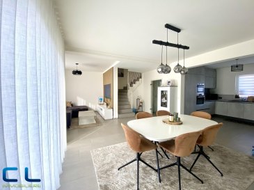 Maison mitoyenne entièrement rénovée avec goût ? Tétange (commune de Kayl)

Découvrez cette superbe maison mitoyenne entièrement rénovée dans un style moderne avec des matériaux de qualité, idéalement située dans une impasse calme à Tétange, à deux pas de l'école et des petits commerces. Un cadre de vie paisible et pratique pour une famille.

La maison se compose comme suit :
Rez-de-chaussée :
Une cuisine ouverte moderne et entièrement équipée, donnant sur le salon avec accès à un balcon, un WC séparé.

Premier étage :
Une suite parentale avec dressing, deux chambres supplémentaires.
Une salle de douche 

Combles :
Grenier aménagé pouvant servir de quatrième chambre, de bureau ou d'espace hobby.

Sous-sol :
Une buanderie, une cave, un garage.

À l'arrière de la maison, vous profiterez d'un agréable jardin, parfait pour les moments de détente en famille.

Cette maison ne nécessite aucun travaux et offre un confort moderne dans un environnement calme et recherché. Une visite s'impose !

Pour toute demande de visite ou informations complémentaires, n'hésitez pas à nous contacter au 265341 ou directement notre agent Mme VAZ au 621 283 844 ou par mail au lisa.vaz@cl-immo.lu

Les frais d'agence sont inclus dans le prix de vente et sont à charge du vendeur.