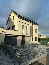 +++MAISON AVEC APPARTEMENT INTEGRÉ+++

Cette maison offre un cadre de vie très cosy,
chaleureux, intime et tranquille.

Superbe maison de HAUTE GAMME avec une surface habitable de +/- 147.9m2 sis sur un terrain de 3.37 ares situé à Nocher.
Cette belle maison neuve et moderne ce compose comme ceci:

- Au rez-de-chaussée on trouve un grand garage pour une voiture, buanderie, et appartement avec entrée complètement séparé de la maison comprenant, Living spacieux/Salle à manger avec espace cuisine donnant vers une belle terrasse et jardin sans vis à vis et clôture, une salle de douche, et une grande chambre à coucher et débarras.

- 1er étage vous disposer:
Très beau living/salle à manger, spacieuse cuisine ouverte très bien équipée avec des grandes baie vitrés, chambre à coucher, et salle de douche.

- Au 2ème étage:
Hall de nuit, ainsi que deux belles chambres à coucher, une salle de douche avec fenêtre et WC et local technique.

- Grenier/espace rangement.

Maison équipé des plusieurs panneaux solaire.

La maison dispose de finitions haute de gamme.
Prestations et matériaux de qualité (construction traditionnelle , menuiseries triple vitrage, porte de garage motorisée, portes, sanitaires, carrelages , etc.

Pour plus de renseignements ou une visite (visites également possibles le samedi sur rdv), veuillez contacter le 691 850 805.