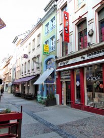 LUXEMBOURG CENTRE VILLE RUE LOUVIGNY, immeuble de rapport commercial  sur 4 étages comprenant un restaurant sur plusieurs étages (rez de chaussé et premier étage), une cuisine au deuxième étage, reserve au 3ème étage, local extérieur, appartement sous comble avec chambre et salle de douche, cave. WC hommes et femmes. 
Il convient à tout type de commerce, il y a la possibilité de réaffectation des lieux en bureau ou en appartements
La reconstruction ou la démolition de l'immeuble est interdite par la ville de Luxembourg car celui-ci se trouve dans une zone protégée.
Plans sur demande
Contact et visites : Rosalba MAITRE tél: 691 550 189